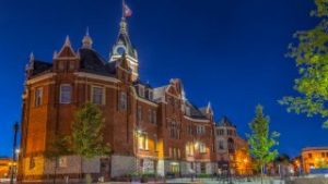 city-hall-and-market-place-at-night